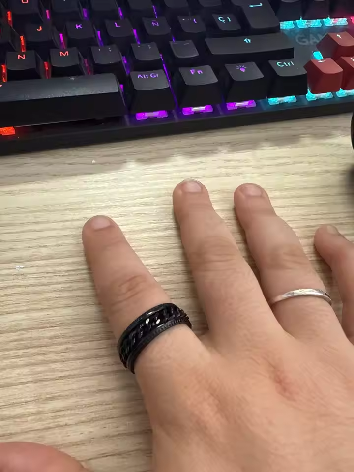 緊張した時に、周りに気づかれず手元で触れるものが欲しい時にぴったりです。